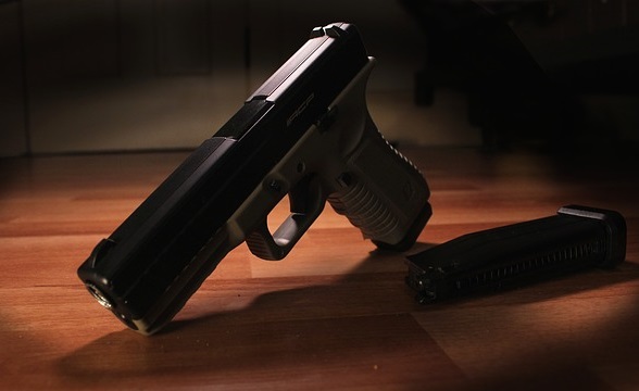 Gulledge recibió la orden de mantenerse alejado de su hogar, armas e hija. Foto: Pixabay Ilustrativa