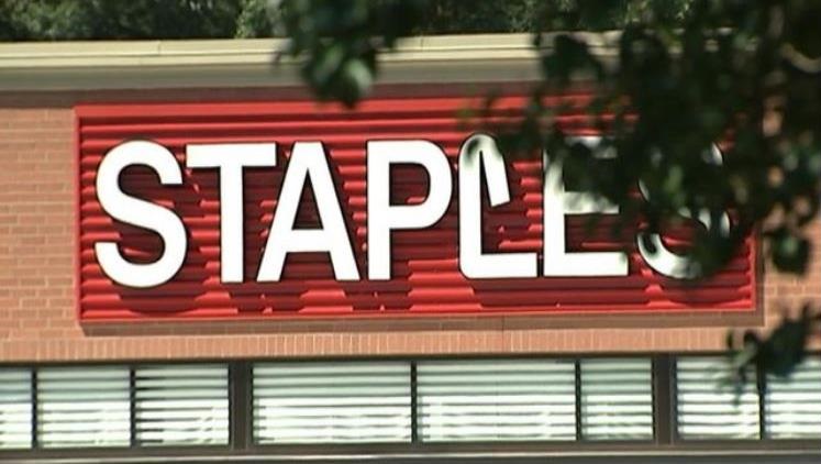 Vista general del logo de una tienda Steples. 