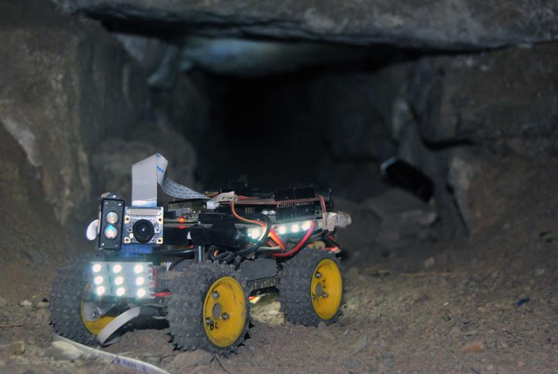 Un pequeño robot diseñado por ingenieros de la Universidad de Stanford (Estados Unidos) explora uno de los estrechos y pequeños conductos subterráneos del complejo arqueológico Chavín de Huántar, en Perú. EFE