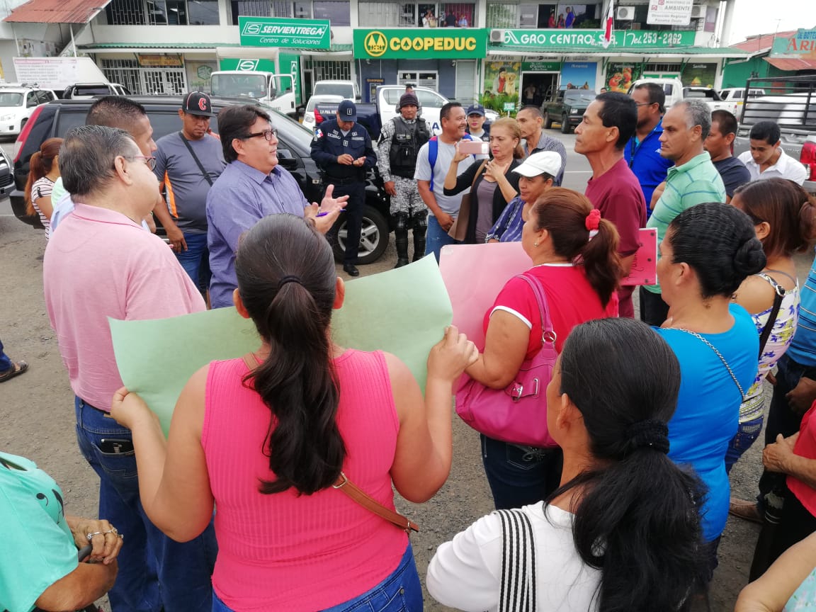Los manifestantes reclaman el reinicio de una serie de trabajos en la vía principal de La Doradilla. Foto: Eric Montenegro