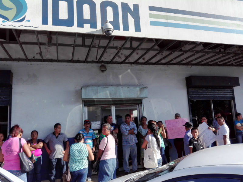 Los quejosos se presentaron en las instalaciones del Idaan en La Chorrera para exigir respuesrtas. Foto: Eric Montenegro