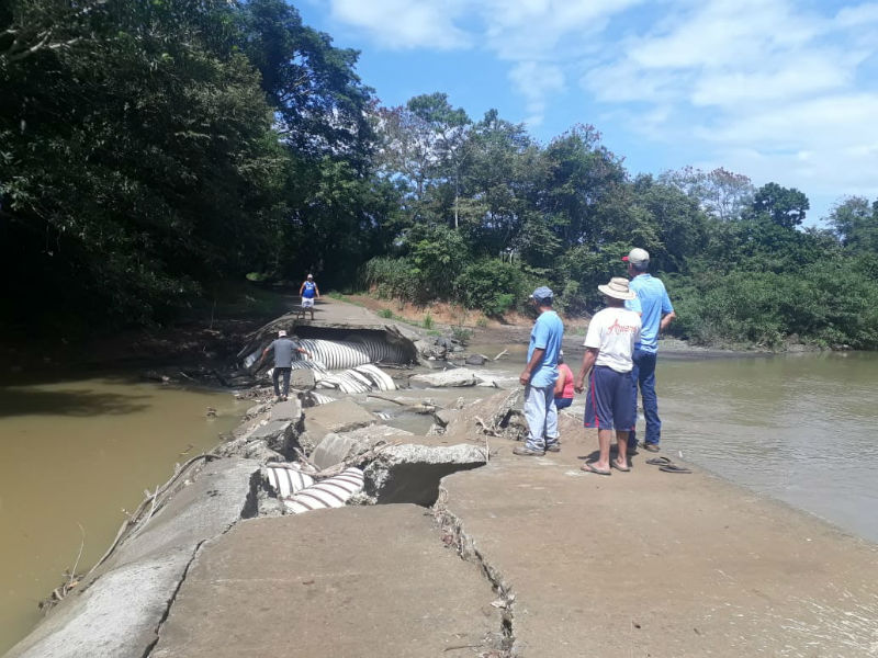 Los macaraqueños siguen esperando la colocación de un puente tipo Bailey. Foto: Thays Domínguez