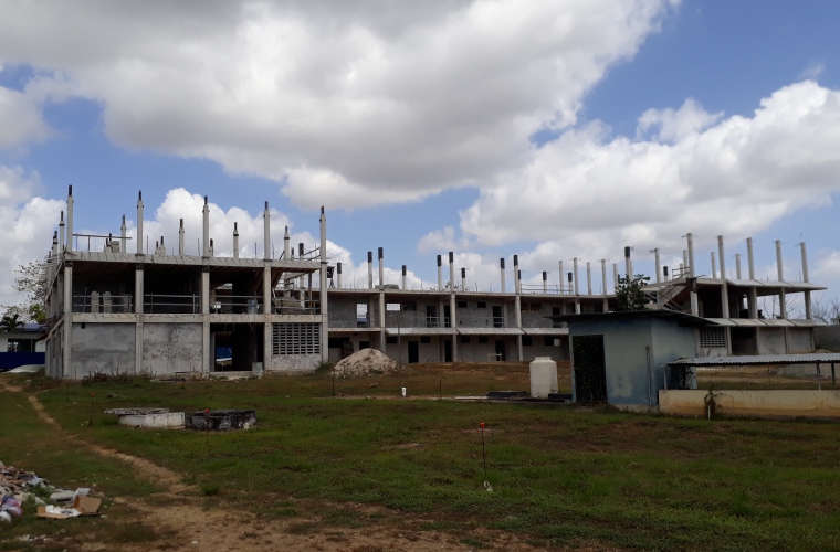 Los trabajos del nuevo colegio del distrito de Los Pozos están paralizadas. Thays Domínguez