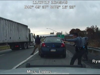 Captura de video de cámara de un autopatrulla.