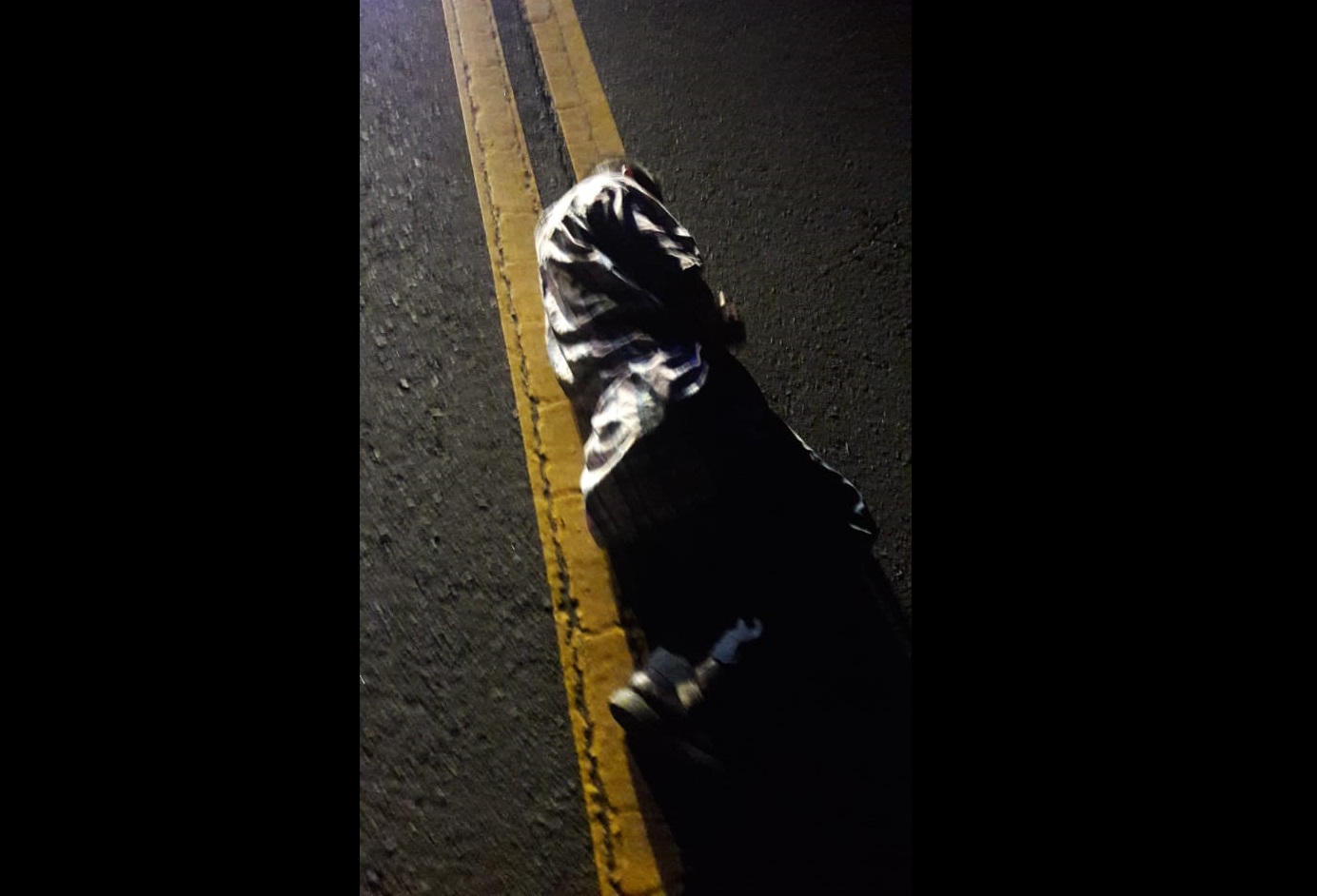 Al parecer el hombre ni cuenta se dio a donde estaba cuando decidió dormirse. Foto: Ludiela Araúz