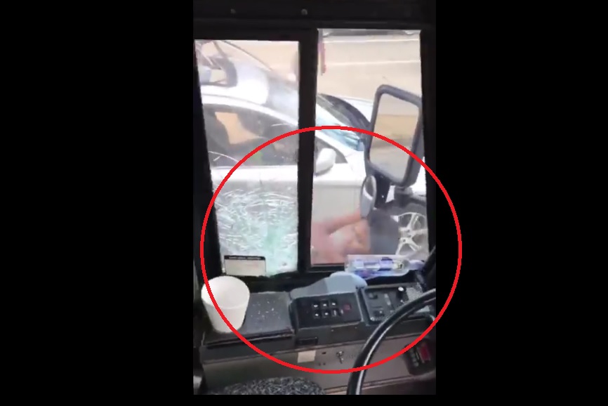 Ante lo ocurrido, la mujer se baja de su carro e intenta quitar al operador del autobús de la capota de su sedán. Lo empuja una y otra vez.
