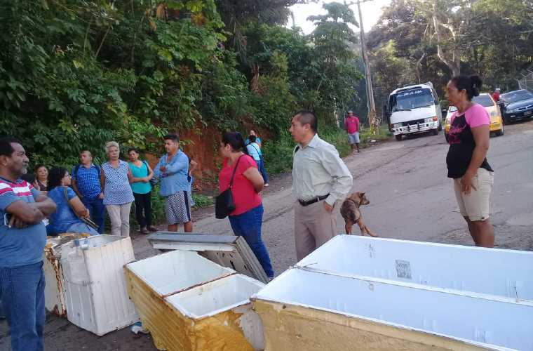Los manifestantes salieron a las calles y colocaron objetos sobre la vía. Ningún conductor pasaba.  Foto: Eric Ariel Montenegro