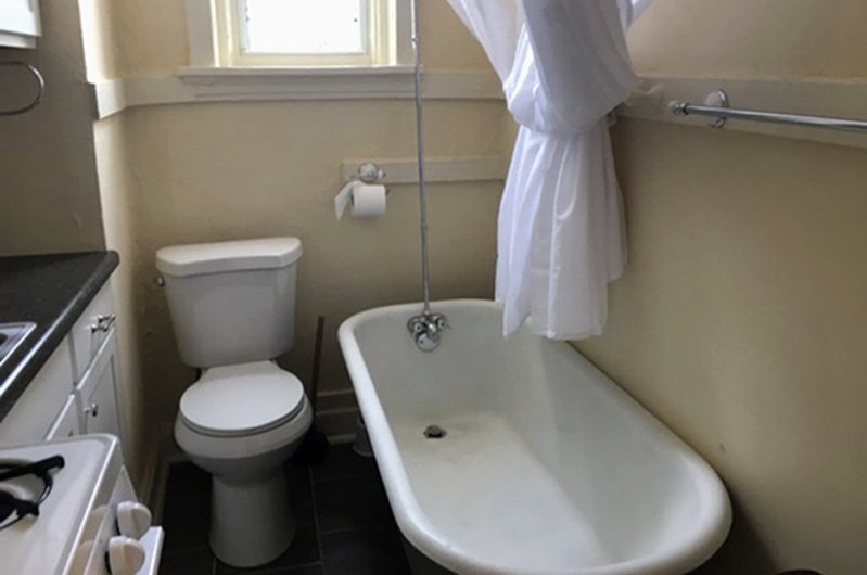 El inodoro, la bañera, el horno y el lavabo están todos en una habitación. Foto: AP