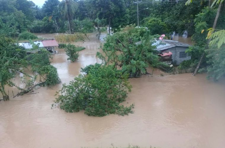 El mal tiempo incomunicó la costa arriba de Colón. Tanto residentes como conductores se vieron afectados. Foto:Diómedes Sánchez