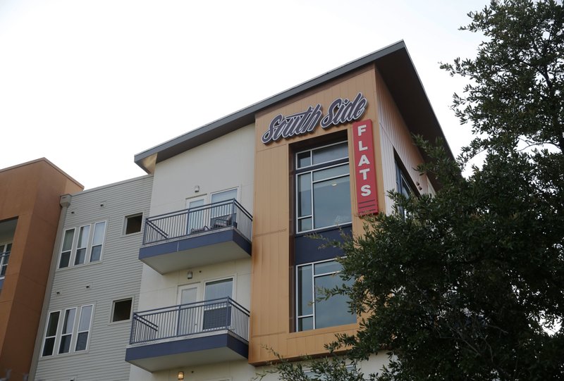 El oficial llamó al despacho para informar que había disparado contra el hombre la noche del jueves, dijo la policía. Ella le dijo a los oficiales que respondieron que ella creía que el apartamento de la víctima era suyo cuando ella entró. AP