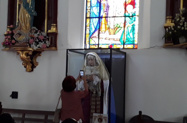 Las supuestas lágrimas de dolor han atraído a cantidad de personas, incluso de otras provincias, y le toman fotos. Thays Herrera. 