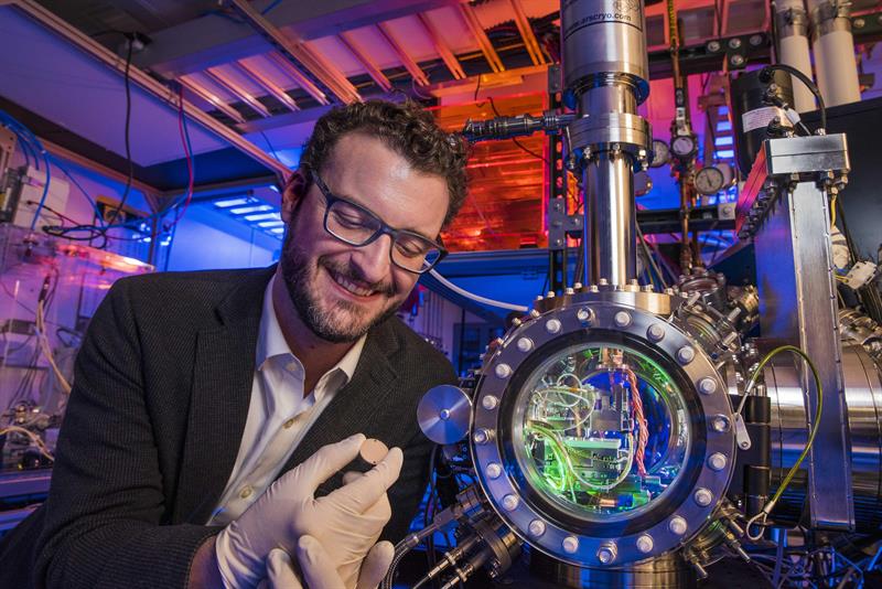 Laboratorios Nacionales Sandia en la que se registró a investigadores Michael Chandross (i) y Nicolás Argibay (d), junto a una pieza de metal lograda mediante una aleación de platino y de oro, cien veces más duradero que el acero. EFE 