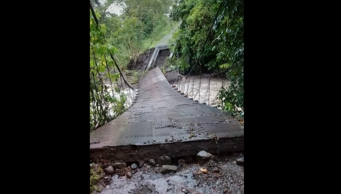 Vista general del estado en el que quedó el puente. Foto: @@donderisja