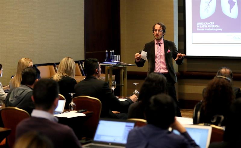 Martin Koehring (c), editor en jefe y líder en salud global de la Unidad de Inteligencia de The Economist, habla durante un evento Bogotá (Colombia). EFE