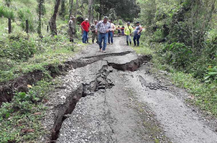 Las lluvias de los últimos días han provocado que la carretera se hunda y resquebraje. FOTO/ José Vásquez