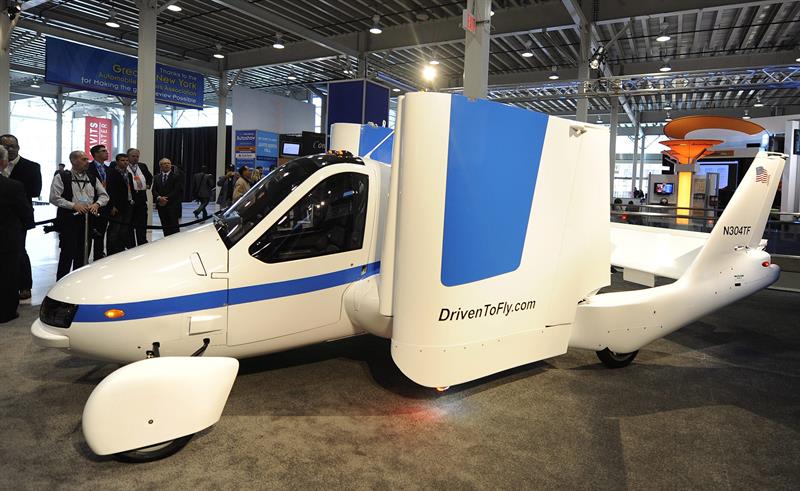 El modelo de aeroplano Transition de la marca Terrafugia, homologado para circular por calles y carreteras, es presentado en el centro Javits de Nueva York en 2012. EFE/Archivo