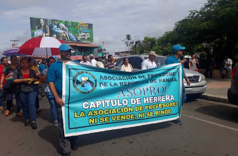 Los docentes en Herrera participaron en las distintas actividades que se llevaron a cabo ayer martes. Foto:Thays Domínguez 