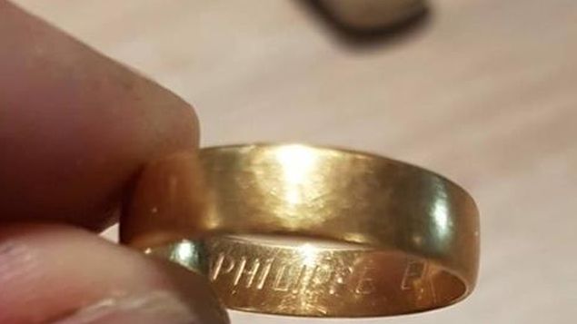 El hombre halló a Philippe y Marie-Paule, a los que les entregó la alianza en un encuentro "cargado de emoción" .  Foto: Facebook Gael Roulin