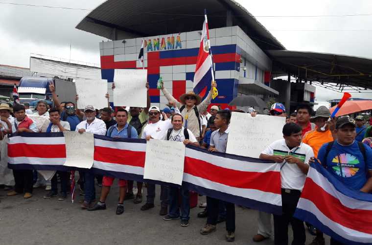 Los manifestantes se tomaron las calles, y paralizaron el transporte de carga, lo que causó incluso molestia en los conductores. Foto: Mayra Madrid