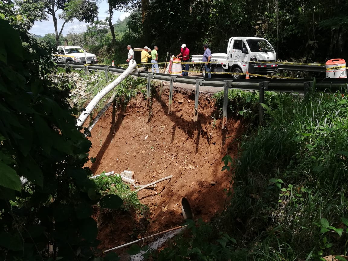 Derrumbe en vía hacia Cirí de Los Sotos, en distrito de Capira. Foto: Eric Montenegro