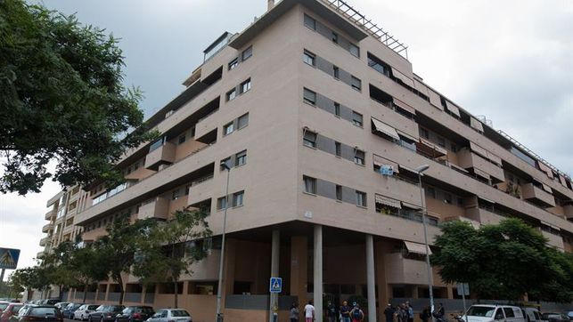 Vista general del edificio de Málaga capital donde esta mañana han fallecido una niña de 6 años y un hombre de 50 al precipitarse desde un quinto piso, suceso que investiga la Policía Nacional. EFE