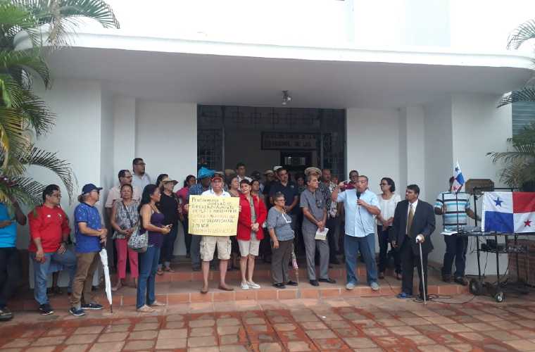 Los manifestantes se reunieron frente a la Gobernación de la provincia por rumores de la posibilidad de traslados. Foto: Thays Domínguez