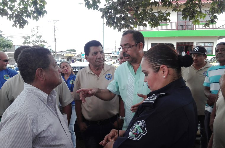 Los taxistas reunidos con el director de la ATTT, Oreste del Río, y la Policía Nacional en Panamá Oeste.  Foto: Eric Ariel Montenegro