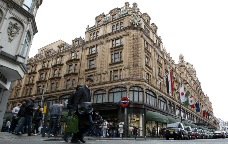 En esta foto de archivo del sábado 8 de mayo de 2010 muestra una vista general de los grandes almacenes Harrods en Londres. AP