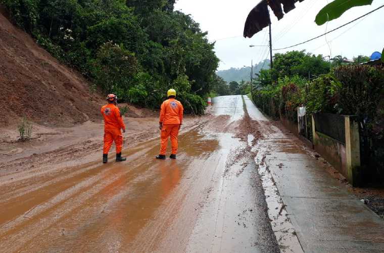Alud de tierra está afectando la vía que conduce desde el distrito de Soná hacia Guabalá en la provincia de Chiriquí. Foto/ Melquiades Vásquez