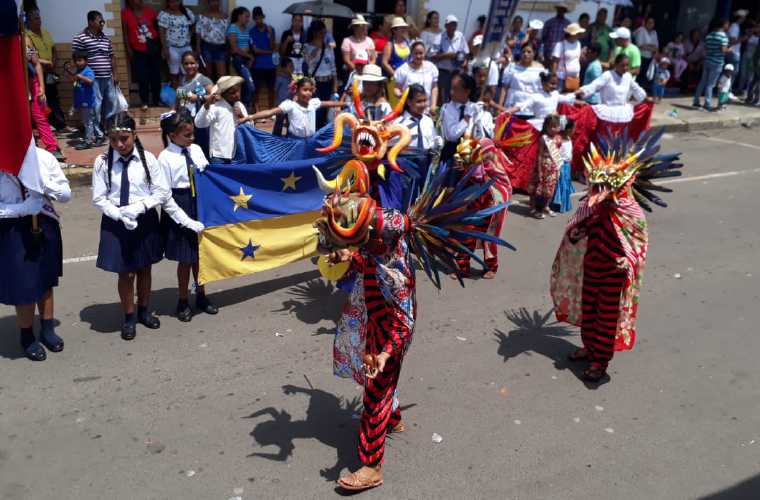 Alrededor de 30 delegaciones escolares de todo el país participaron del desfile cívico realizado en Chitré. Foto: Thays Domínguez 