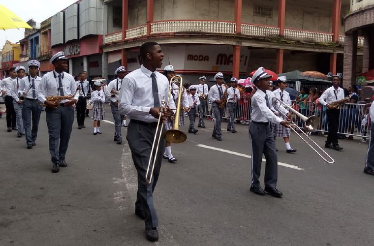 En la avenida Bolívar se realizan los desfiles en Colón. FOTO/Diómedes Sánchez