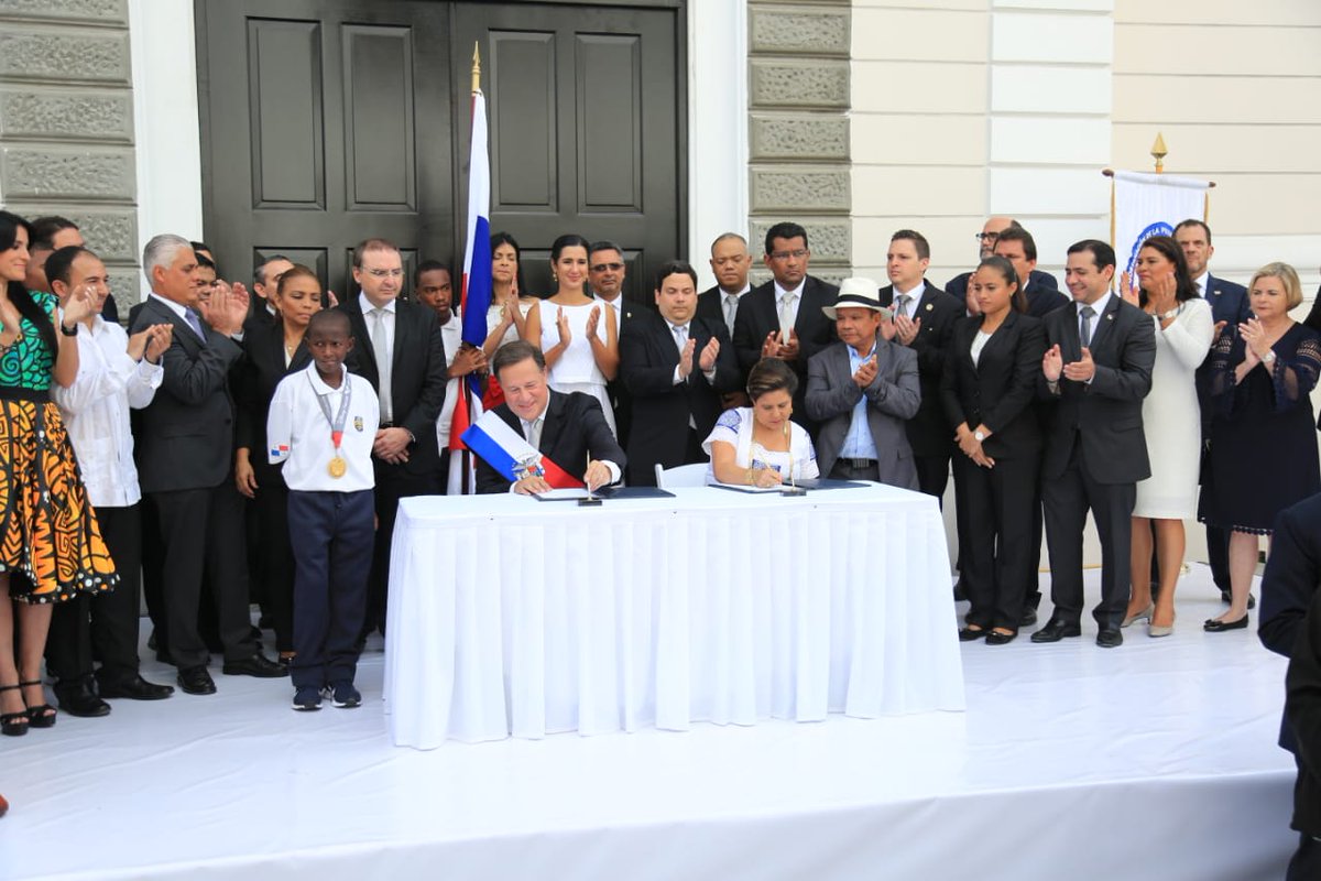 El Presidente Juan Carlos Varela y la minista Eyda Varela, sancionan la Ley de Colón Puerto Libre. 