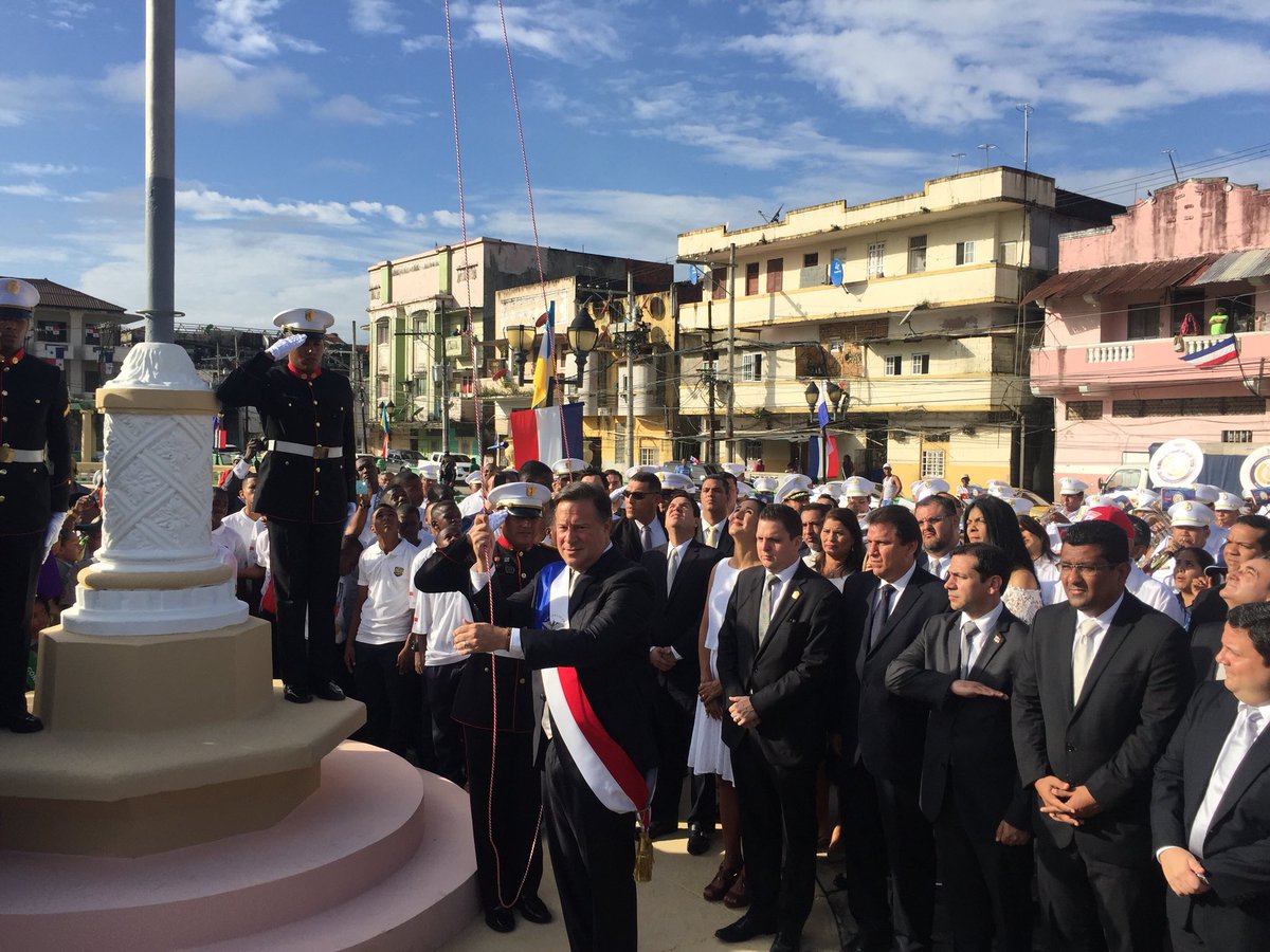 Momentos en que el presidente de la República, Juan Carlos Varela izaba la bandera nacional, en los actos protocolares de este 5 de noviembre. 