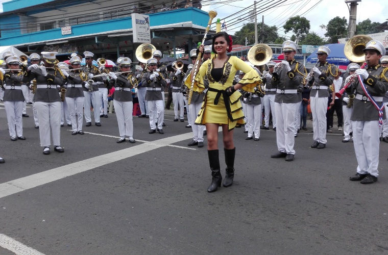 La escuela Pedro Pablo Sánchez se destacó con sus interpretaciones musicales a lo largo del desfile en La Chorrera.  Foto: Eric Ariel Montenegro