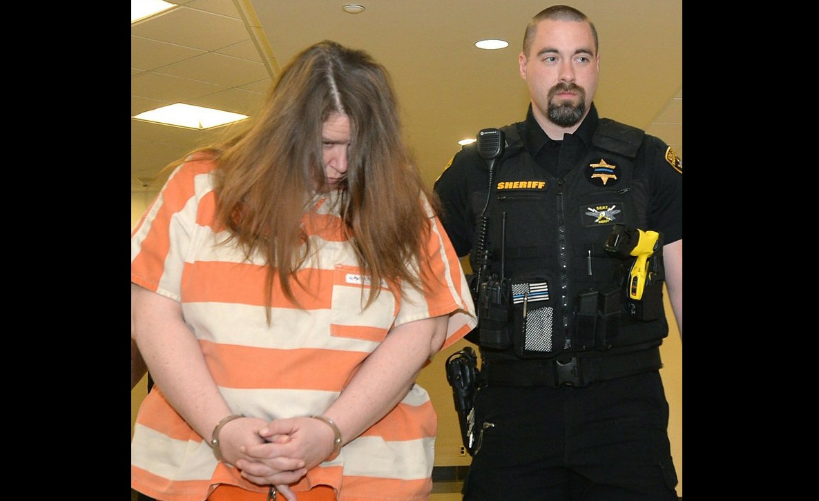 Windi Thomas, a la izquierda, fue conducida a una audiencia en el Tribunal Central en el Palacio de Justicia del Condado de Erie en Erie, Pa. AP