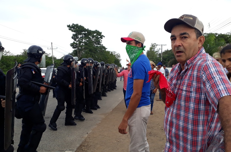 Los productores fueron desalojados y se desplegaron a un costado de la vía, donde continuaron gritando consignas.  Foto: Thays Domínguez