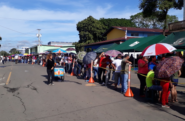 Personas que hicieron filas en David se mostraron molestas y señalaron que deben vender un mayor número de jamones. Foto: José Vásquez
