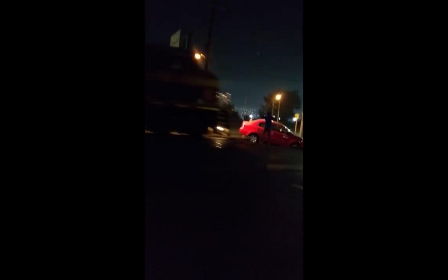 Tren casi lo atropella al colisionar su automóvil.