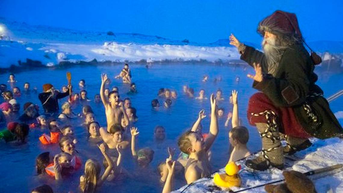  En lugar de Santa Claus, los 13 hermanos gnomos bajan de las montañas 13 días antes de Navidad.  AP 