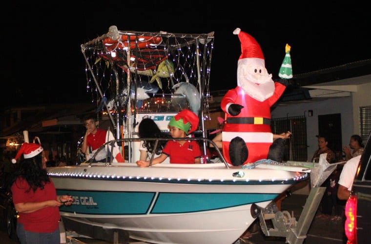 Los chitreanos celebraron a lo grande el desfile navideño. Foto/Thays Domínguez