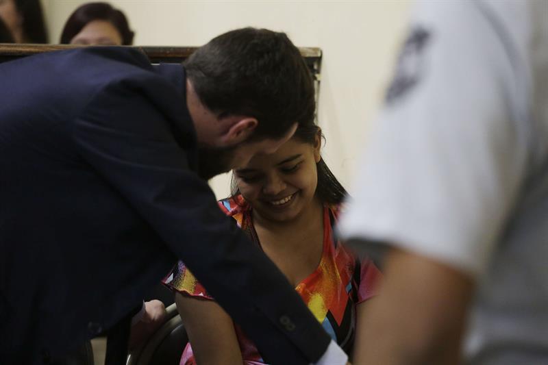 La joven salvadoreña Imelda Cortez (d), acusada de intento de homicidio cometido al supuestamente abortar, aceptó, un "juicio abreviado" en su contra y el cambio al delito de abandono y desamparo de persona en perjuicio de una menor de edad. EFE