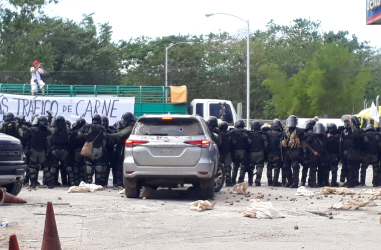 Productores respondieron con piedras, machetes y palos, mientras que los policías rociaron gas pimienta. T. Domínguez y J. Vásquez