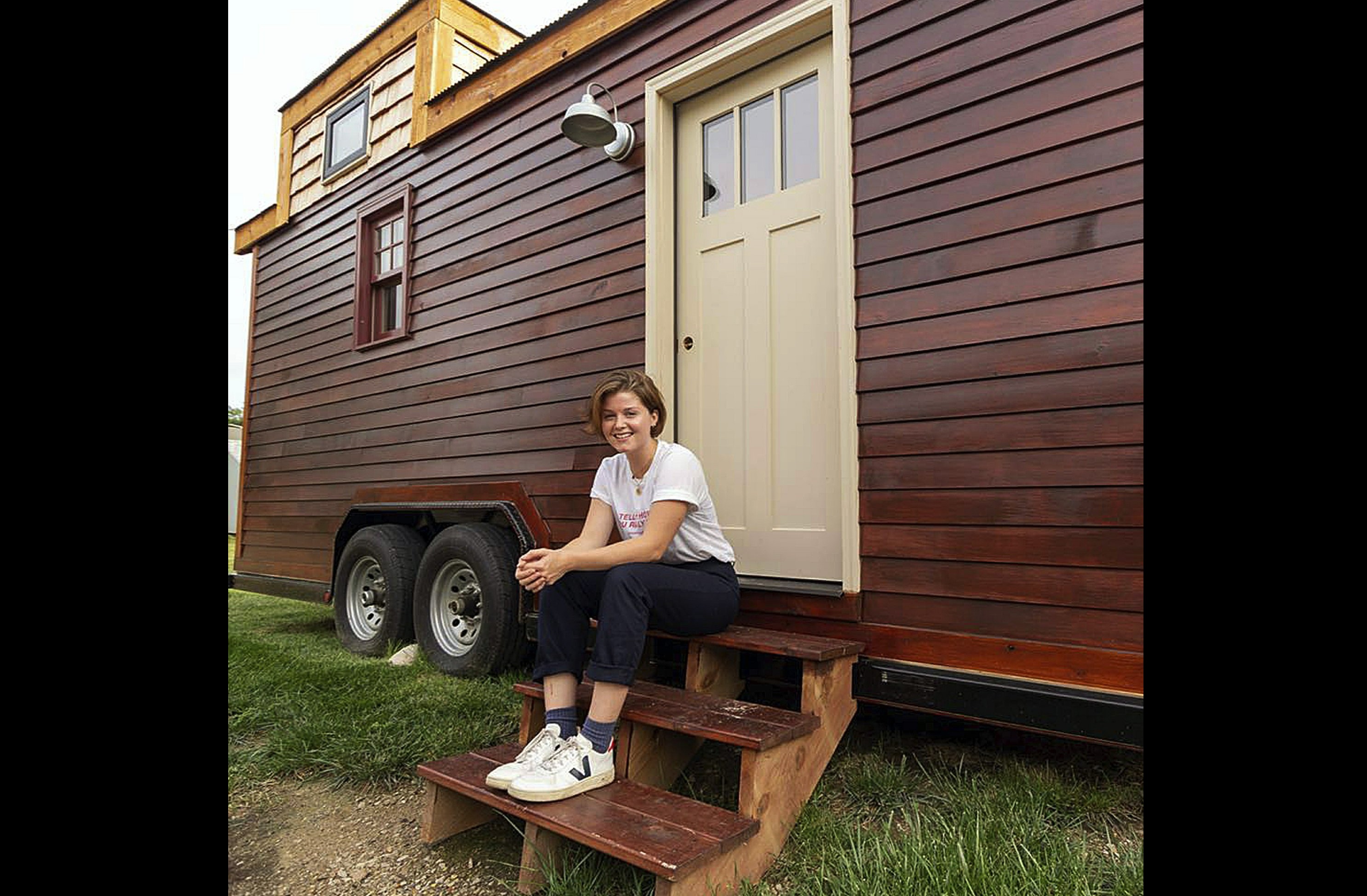 En la imagen se aprecia a Meghan Panu sentada en el escalón de su casa en St. Louis. (Ryan Gines vía AP).