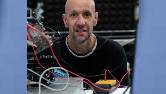 El físico Javier Tamayo y su equipo trabajan en un dispositivo nanométrico capaz de escudriñar, en una muestra de sangre, proteínas vinculadas a tumores de pulmón y mama en concentraciones mínimas. EFE/BBVA