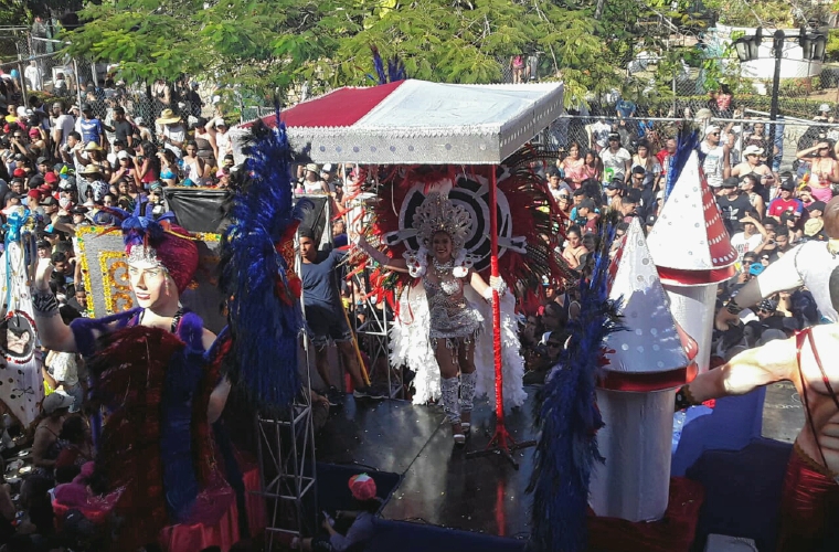 Lisbeth Polo, soberana de Calle Abajo, fue la primera en hacer su recorrido en el Parque Unión de Chitré.  Foto: Thays Domínguez
