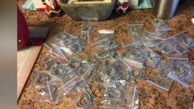 Hasta el momento no se sabe el valor monetario exacto de cada uno de los brazaletes que le fueron enviados por error a Dale Dickerson. Tomada de localmemphis.com