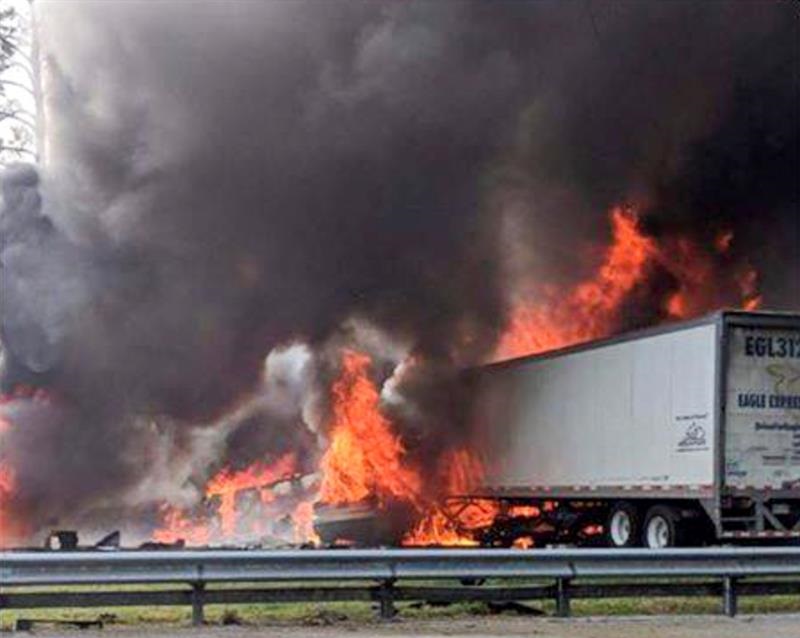 Fotografía cedida por el servicios de bomberos de Alachua hoy, 4 de enero de 2019 que muestra el lugar de un accidente mortal en Gainesville, Florida (Estados Unidos) ayer, 3 de enero. EFE/ Servicio Bomberos Alachua