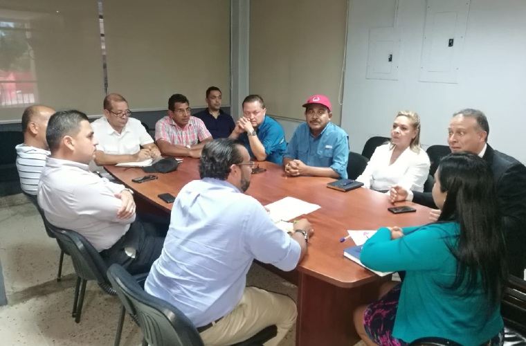 Reunión entre funcionarios del Municipio de David con directivos de SACH, donde se trataron las quejas por el mal servicio.  José Vásquez