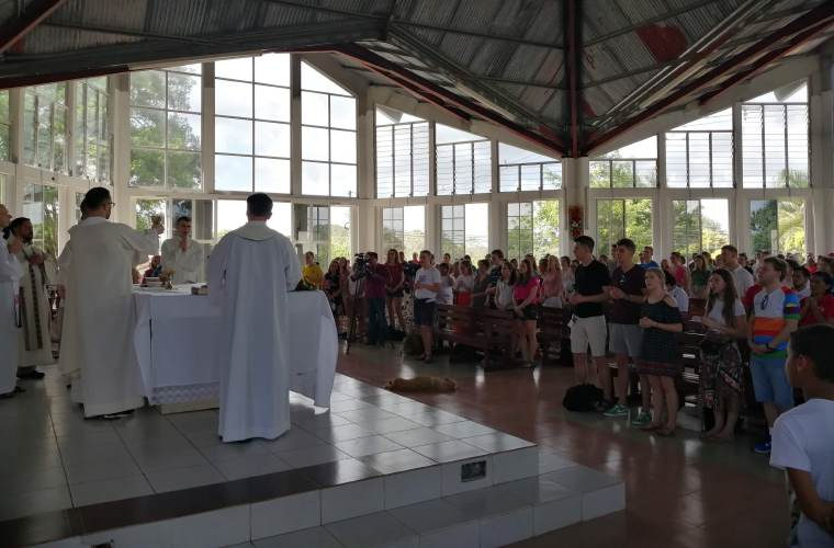 Los peregrinos polacos participaron de la eucaristía en la capilla Virgen de la Medalla Milagrosa. Foto/Eric Montenegro