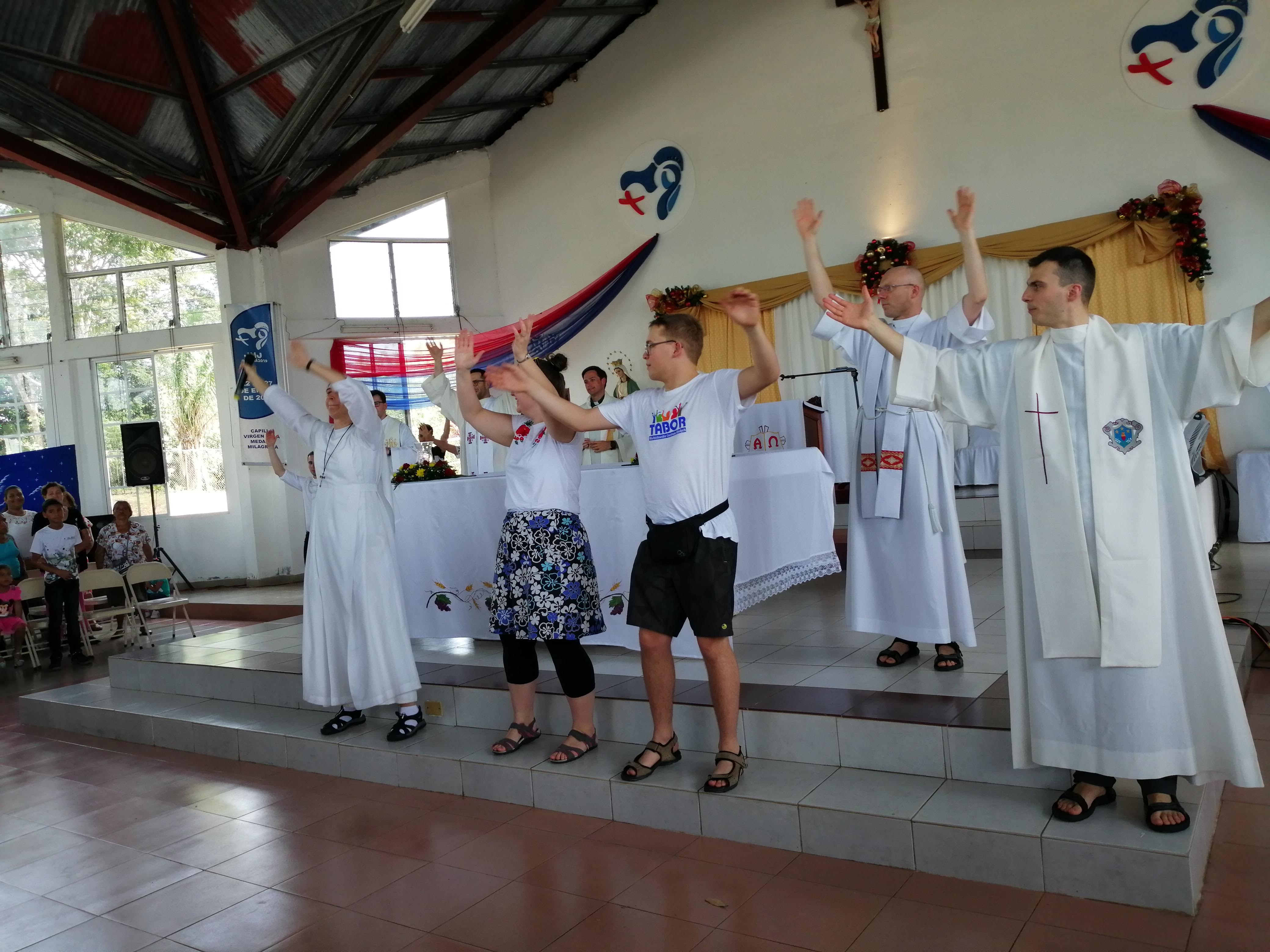 Peregrinos de Polonia y Chile reunidos en La Chorrera. Foto: Eric Montenegro
